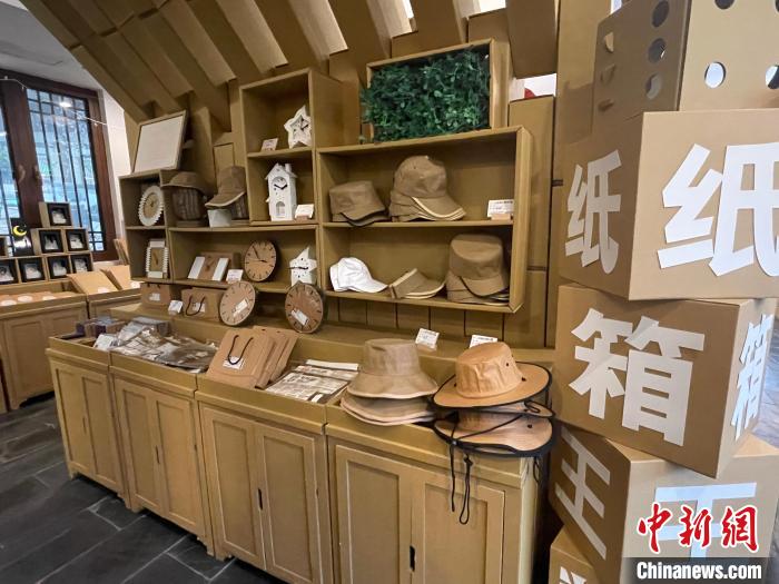 游客可以吃著“紙火鍋”，體驗(yàn)做手工的樂(lè)趣，感受不一樣的小鎮(zhèn)慢生活?！⌒焐荷?攝