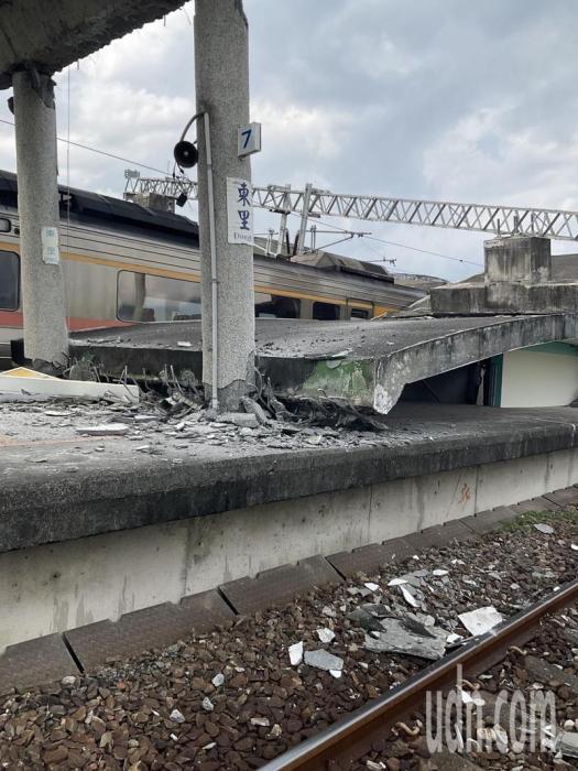 臺(tái)東富里東里車(chē)站今天下午發(fā)生地震后，月臺(tái)倒塌、列車(chē)傾斜。記者卜敏正／翻攝