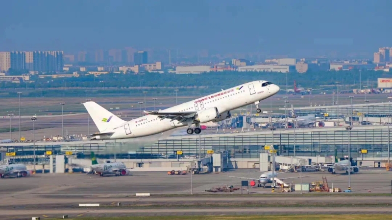 2022年5月14日6時52分，編號為B-001J的C919大飛機從上海浦東機場第4跑道起飛，于9時54分安全降落，標志著中國商飛公司即將交付首家用戶的首架C919大飛機首次飛行試驗圓滿完成。（圖源：新華社）
