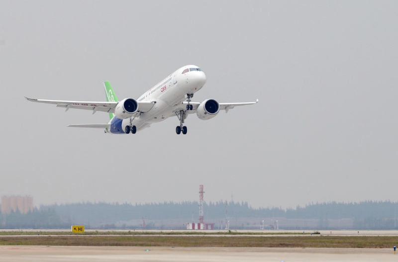 2017年5月5日，國產(chǎn)大型客機C919在上海浦東國際機場首飛成功。（圖源：新華社）