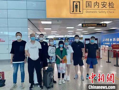 圖為警方押解犯罪嫌疑人?！￡惏蜖柣⑵旃簿止﹫D