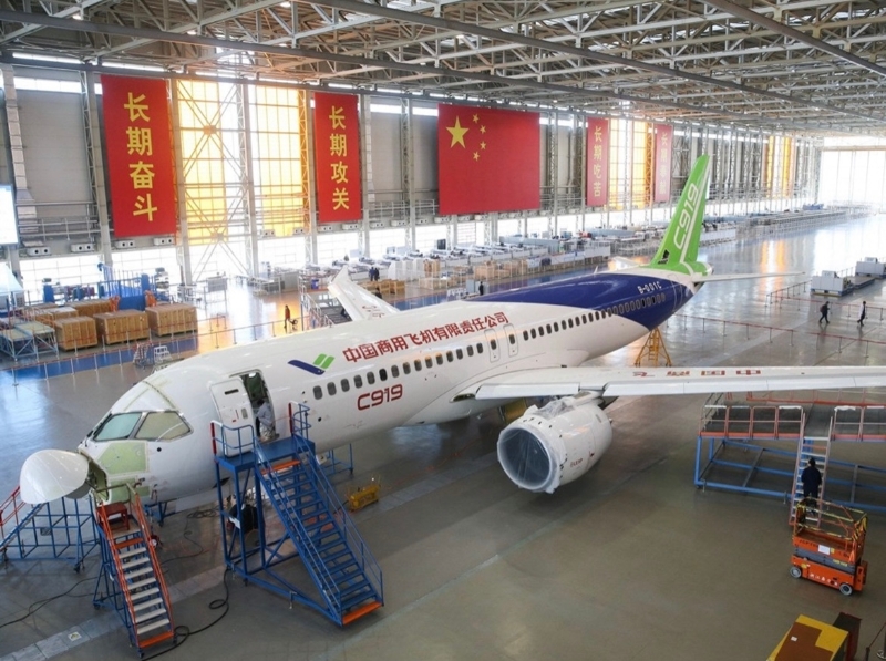 2018年2月13日，C919大型客機102架機停放在中國商飛公司上海飛機制造有限公司總裝車間內(nèi)。（圖源：新華社）