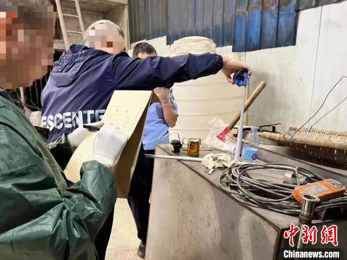 圖為章睿和同事在辦案現(xiàn)場?！≈貞c大渡口區(qū)公安分局供圖