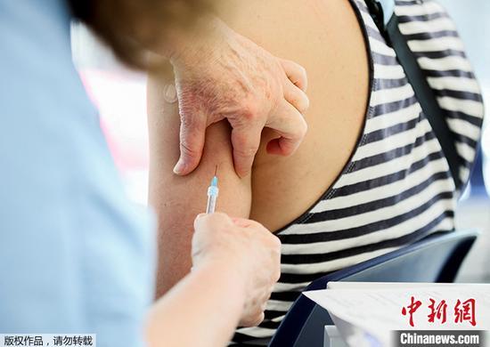 資料圖為加拿大魁北克省蒙特利爾市，醫(yī)護人員為民眾接種猴痘病毒疫苗。