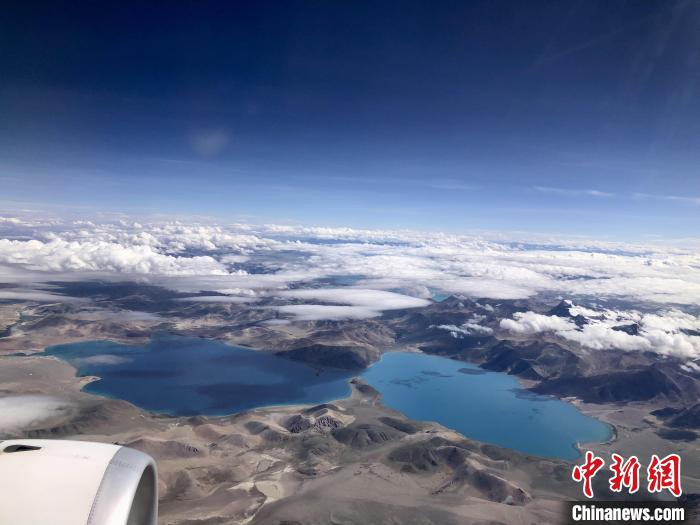 西藏阿里到拉薩航班途經(jīng)的高原湖泊?！≈行律缬浾?孫自法 攝
