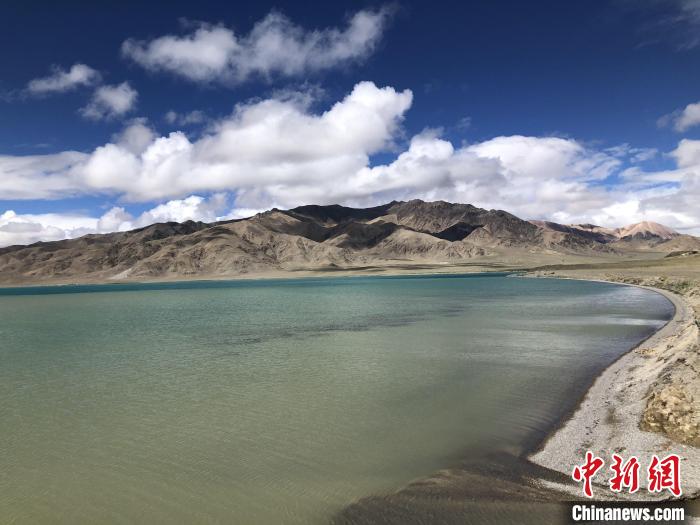 西藏阿里的高原湖泊別若錯(cuò)(又稱(chēng)別若則錯(cuò))海拔約4470米?！≈行律缬浾?孫自法 攝