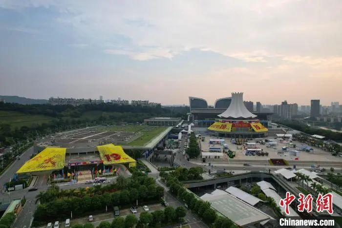 航拍南寧國際會展中心“煥”新顏，迎接?xùn)|博會。俞靖 攝