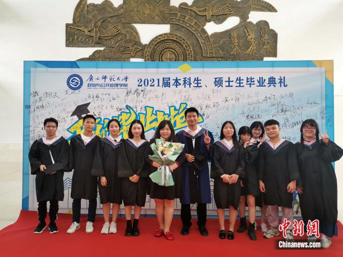 圖為王孟筠老師和畢業(yè)生一起合影留念。被訪者供圖