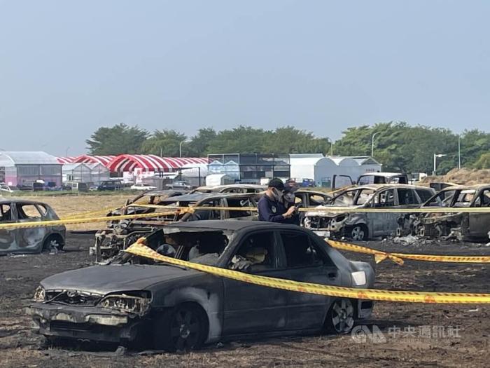 云林農業(yè)機械暨資材展臨時停車場18日發(fā)生火警，25輛汽車燒毀。圖片來源：臺灣“中央社”記者姜宜菁攝。