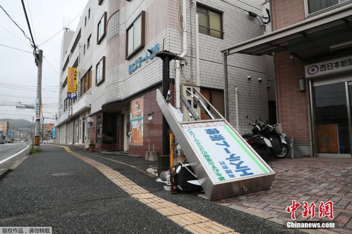 當(dāng)?shù)貢r(shí)間9月19日，日本鹿兒島縣，臺(tái)風(fēng)“南瑪都”登陸過(guò)后，福岡街頭部分設(shè)施遭毀。據(jù)報(bào)道，臺(tái)風(fēng)“南瑪都”于18日19時(shí)左右在縣鹿兒島市附近登陸。九州電力公司稱(chēng)，截至當(dāng)日18時(shí)，“南瑪都”共造成九州地區(qū)超19萬(wàn)戶(hù)居民停電。