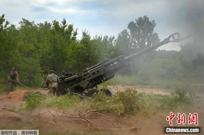 資料圖：烏軍士兵使用美國提供的M777榴彈炮向俄軍陣地開火。