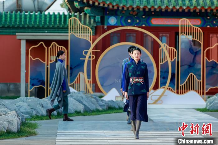 近40套藏式針織系列時(shí)裝亮相2022北京時(shí)裝周?！”本r(shí)裝周供圖