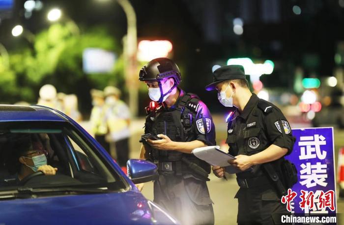 圖為民警正在進(jìn)行檢查?！≈貞c市公安局供圖