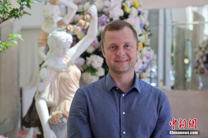 19歲到中國、曾在不同城市前后生活和工作了15年的加拿大商界人士彭家榮（Chris Pereira）近日接受中新社記者采訪時說，中國的崛起和發(fā)展告訴自己，努力就會有所回報，正所謂“天道酬勤”。資料圖為2022年6月24日，彭家榮在多倫多。 中新社記者 余瑞冬 攝