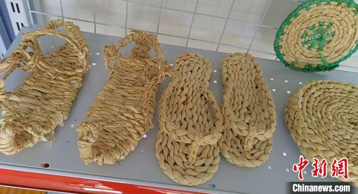 黃惠清編織的玉米皮草鞋。　劉俊聰 　攝