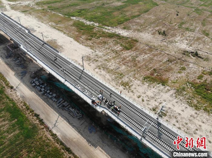 9月中下旬，銀蘭高鐵甘肅段靜態(tài)驗(yàn)收工作正在有序推進(jìn)?！钇G敏 攝