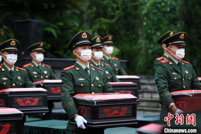 武警官兵緩步將烈士遺骸棺槨轉(zhuǎn)運(yùn)至靈車上。　郭傳伍 攝