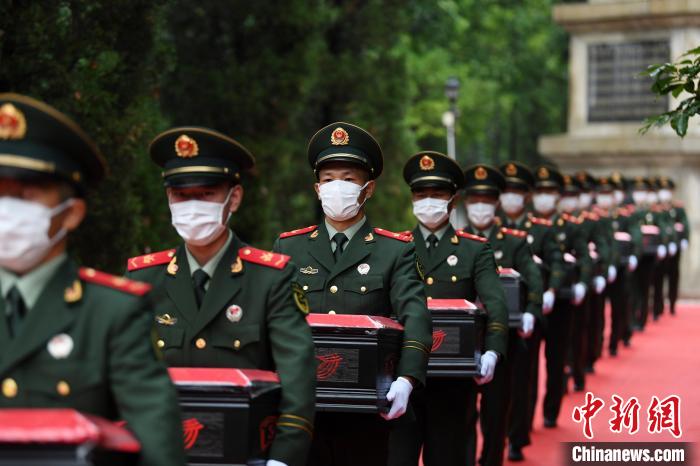武警官兵緩步將烈士遺骸的棺槨轉(zhuǎn)運(yùn)至靈車上?！」鶄魑?攝