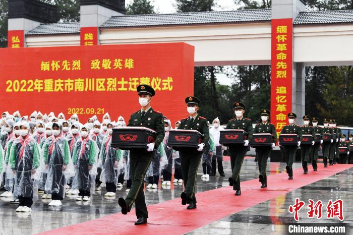 武警官兵手捧烈士棺槨緩步入悼念廣場(chǎng)。　郭傳伍 攝