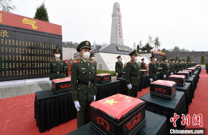 武警官兵護(hù)衛(wèi)在烈士棺槨旁?！」鶄魑?攝