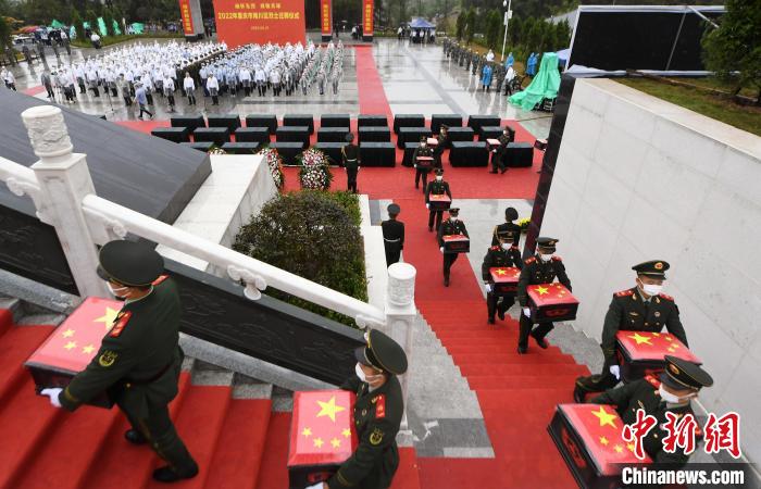 武警官兵緩步將烈士遺骸送至南川區(qū)烈士陵園墓位?！」鶄魑?攝