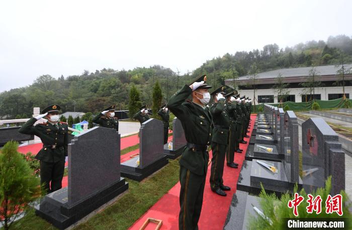 武警官兵向烈士獻(xiàn)花、敬軍禮。　郭傳伍 攝