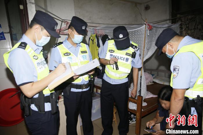 行動期間，肇慶警方上門開展警醒教育?！±钌冫?攝