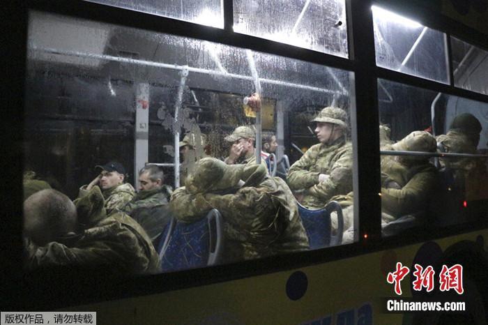 資料圖：亞速鋼鐵廠的烏克蘭軍人乘坐公共汽車(chē)撤離。