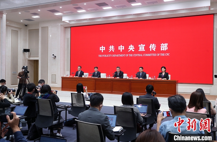 9月21日，中共中央宣傳部在北京舉行“中國這十年”系列主題新聞發(fā)布會，介紹黨的十八大以來對臺工作和兩岸關(guān)系發(fā)展情況。中央臺辦副主任陳元豐，中央臺辦宣傳局局長、新聞發(fā)言人馬曉光，中央臺辦研究局局長仇開明，中央臺辦新聞發(fā)言人朱鳳蓮出席。<a target='_blank' href='/'>中新社</a>記者 張宇 攝