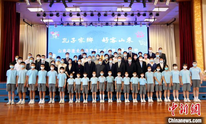 圖為嘉賓師生合影?！∩骋婟?攝
