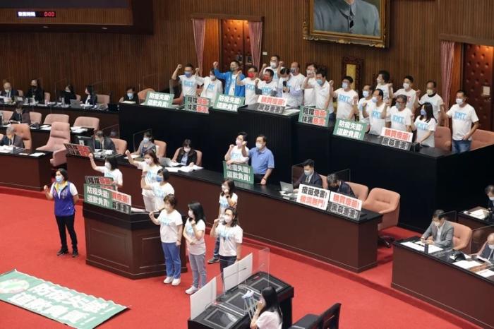 國民黨“立委”占領(lǐng)議場主席臺與發(fā)言臺，抵制蘇貞昌施政報告，要求民進黨為防疫失能道歉。圖片來源：臺灣聯(lián)合報 許正宏 攝