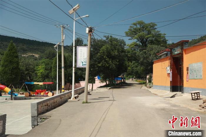 拓寬進(jìn)村路、安裝太陽能路燈，利用主街道墻體開辟詩詞文化墻……口袋鼓了，居住環(huán)境也靚起來?！∠蛏?攝