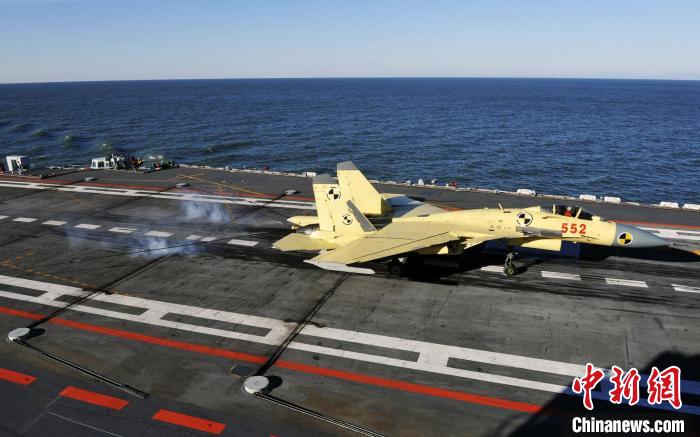 2012年11月23日，殲-15艦載戰(zhàn)斗機(jī)首次在遼寧艦上成功著艦?！『|冰 攝