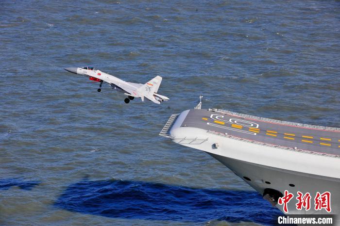 2014年12月1日，殲-15艦載戰(zhàn)斗機(jī)從遼寧艦滑躍起飛。　張凱 攝