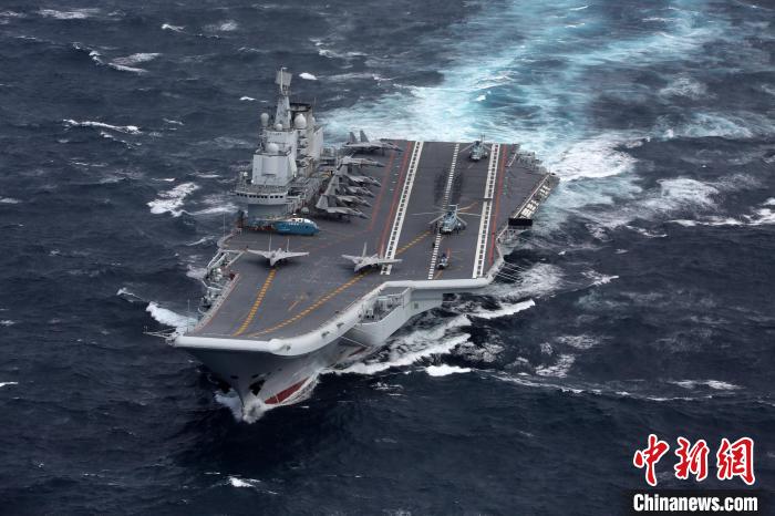 2016年12月26日，遼寧艦航母編隊(duì)首次出宮古海峽?！垊P 攝