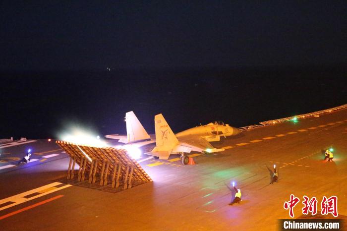 海軍遼寧艦在夜間放飛殲-15艦載戰(zhàn)斗機(jī)?！垊P 攝