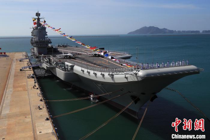 2019年12月17日，中國(guó)第一艘國(guó)產(chǎn)航空母艦山東艦在海南三亞某軍港交付海軍?！∑押Ｑ?攝