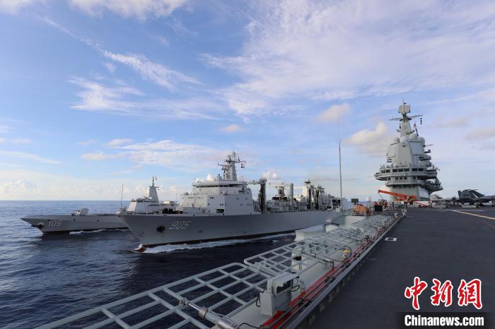 2022年8月6日，山東艦航母編隊(duì)進(jìn)行海上補(bǔ)給部署?！〖?攝