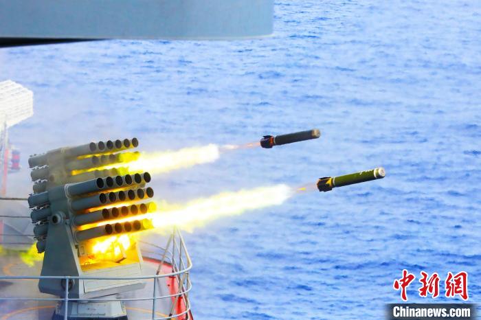 2022年8月7日，山東艦在海上進(jìn)行實(shí)彈射擊?！∈沸聵s 攝