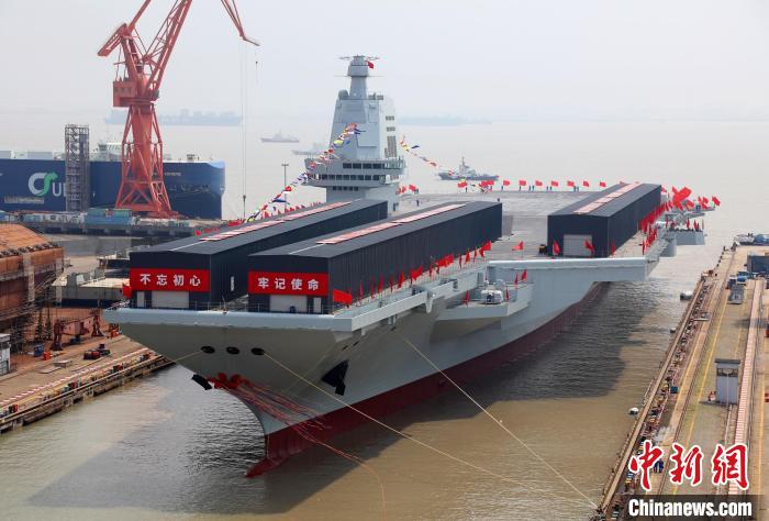 2022年6月17日上午，中國(guó)第三艘航空母艦下水命名儀式在中國(guó)船舶集團(tuán)有限公司江南造船廠舉行。　李唐 攝