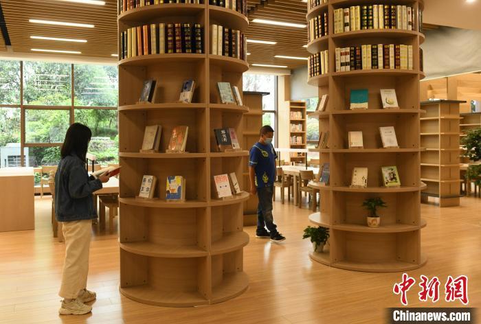 資料圖：公共場所保持社交距離?！≈芤?攝