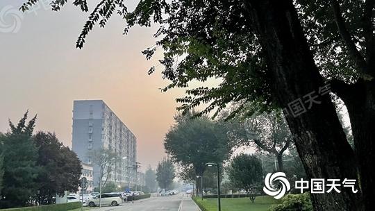 今晨，北京能見度不佳。(圖/中國天氣網(wǎng) 王曉)