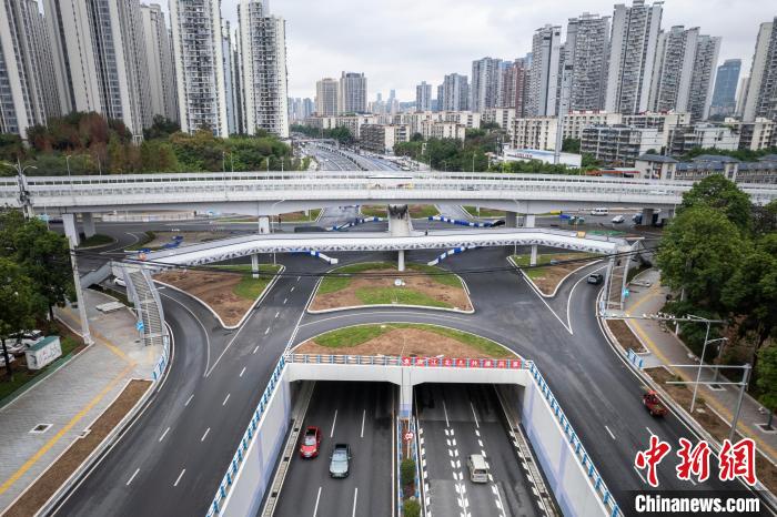 圖為人行天橋所處路段，城市高架橋、下穿道交錯(cuò)，形成“路上有路、橋上有橋”景觀?！￡愽?攝