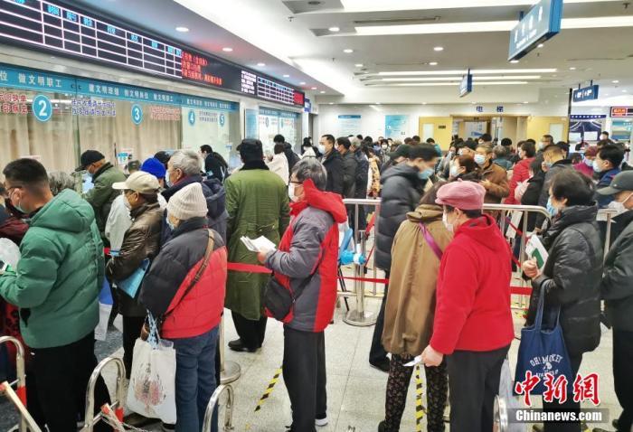 資料圖：民眾在門(mén)診大廳排隊(duì)掛號(hào)。 湯彥俊 攝