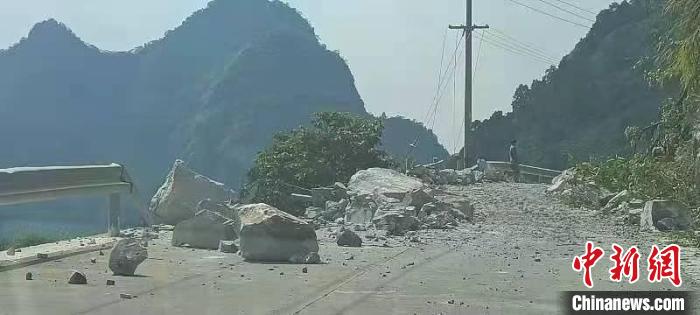圖為地震造成山區(qū)道路受損?！|蘭宣傳部供圖