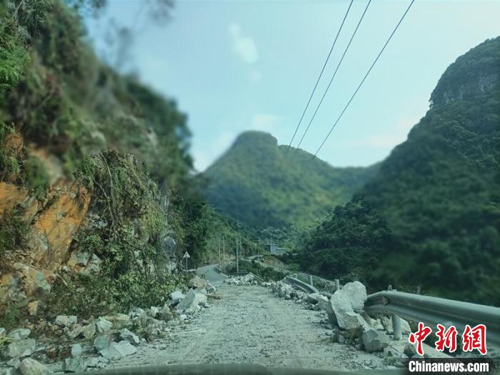 圖為地震造成山區(qū)道路受損?！|蘭宣傳部供圖