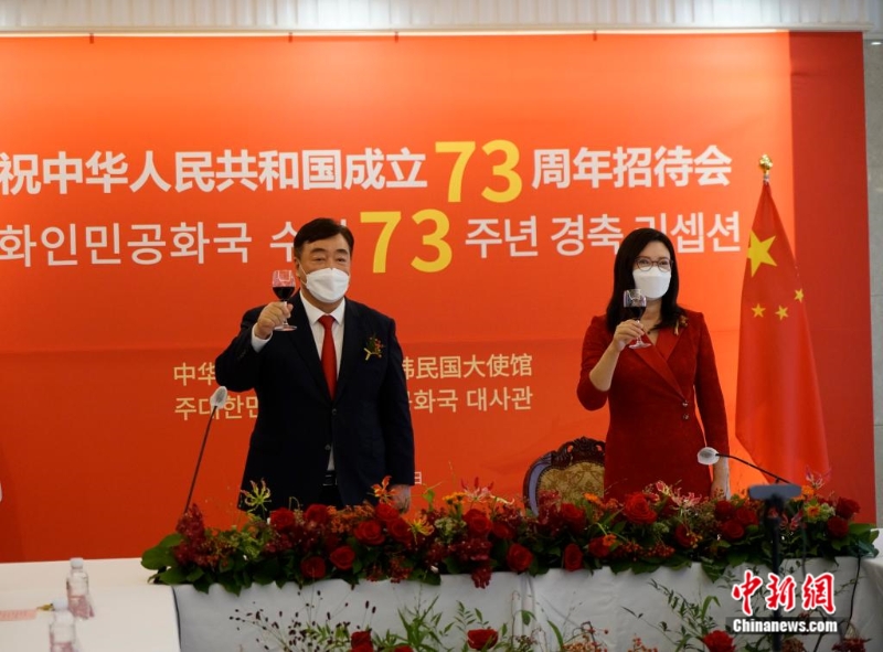 圖為中國駐韓國大使邢海明偕夫人譚育軍祝酒。