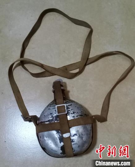 當年紅軍戰(zhàn)士犧牲時留下的水壺，現(xiàn)已成為陳毅翔一家的傳家寶?！￡惱蚶?攝