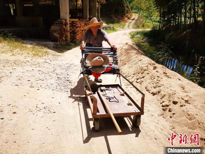 陳毅翔的父親今年88歲，幾乎每天推著手推車上山守護無名紅軍烈士墓?！±壮?攝