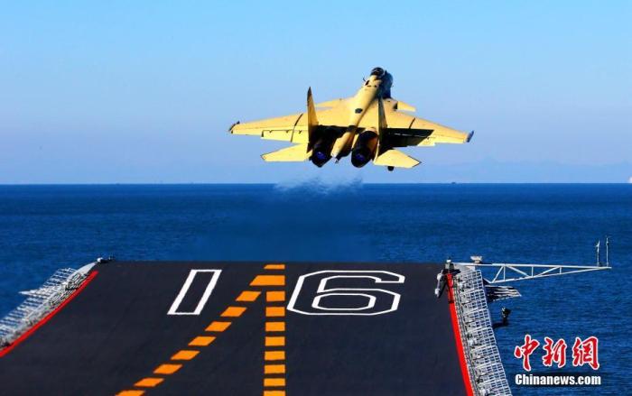 資料圖：中國首款艦載機殲-15飛機在航母遼寧艦上起飛瞬間。 中國航空工業(yè)供圖